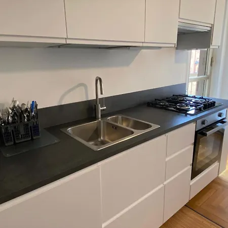 The Little Duck - Modern With Balcony