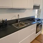 The Little Duck - Modern With Balcony
