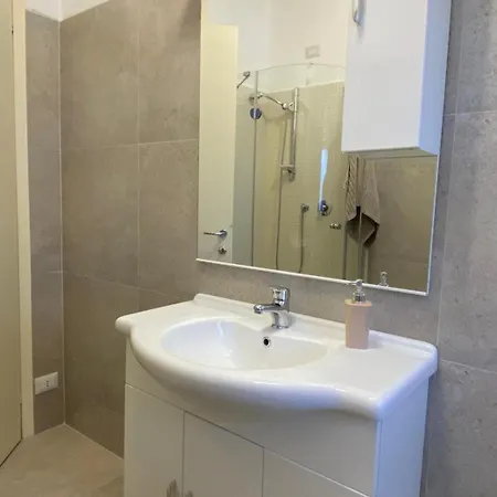 Апартаменты The Little Duck - Modern With Balcony Комо