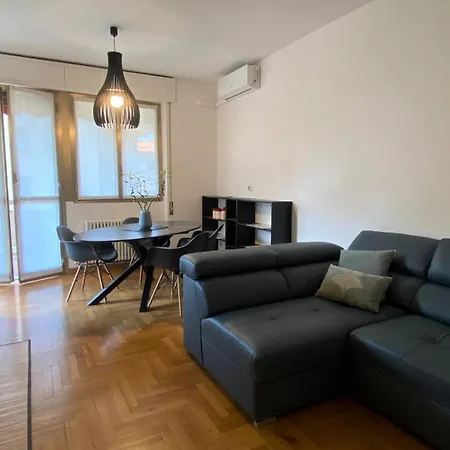 Апартаменты The Little Duck - Modern With Balcony