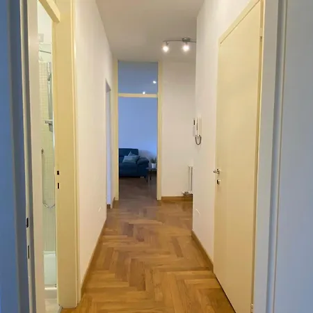 The Little Duck - Modern With Balcony Комо