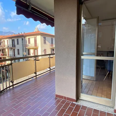 The Little Duck - Modern With Balcony Como