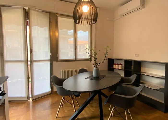 The Little Duck - Modern With Balcony *