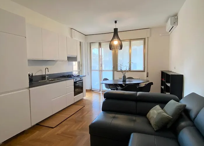 The Little Duck - Modern With Balcony Apartamento Como