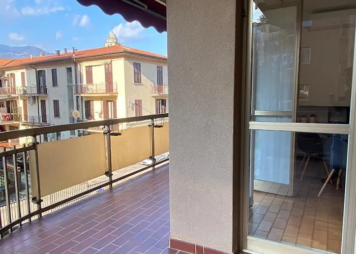 The Little Duck - Modern With Balcony Como